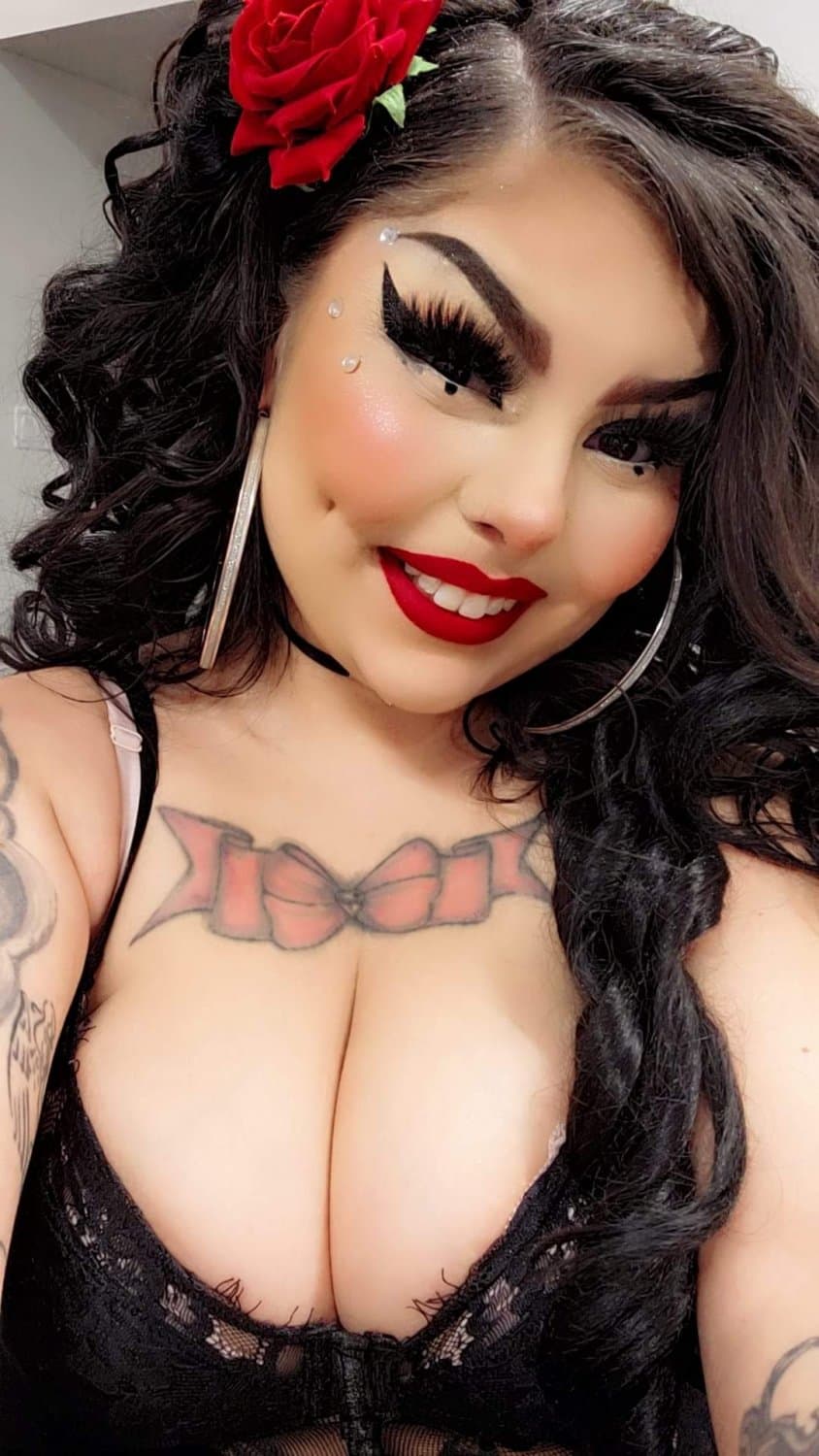 Truelizibethann small town slut bless her soul she fuck anyone when drunk. Literally anyone