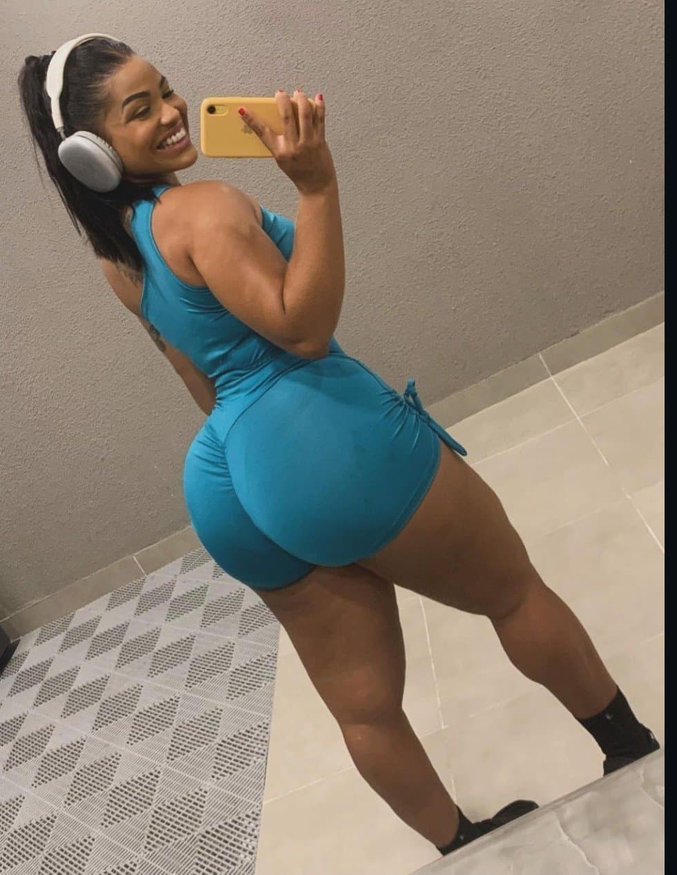 Larissa Rocha um monte de marmanjo e velho tarado de pau duro vai se masturbar pra vc sua GOSTOSA!?