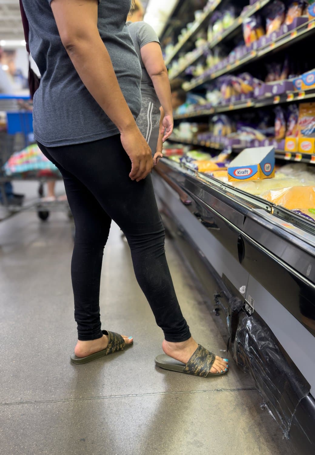 Latina MILF perfect feet and long toes