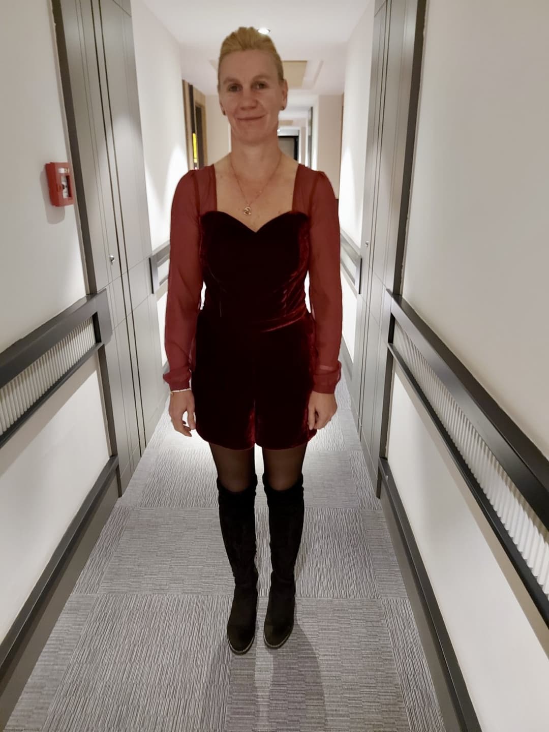 Exhibitionist GILF Anja