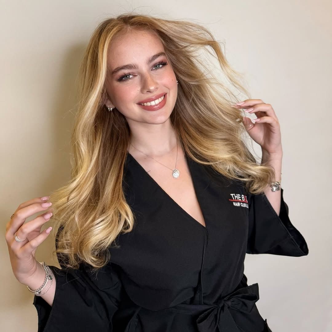 La puta tetona de Giulia, esta recien desbloqueada con 18?lista para recibir una cogida brutal