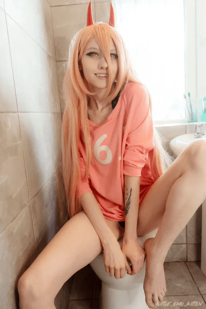 Emo Goth Alt Hot Blonde Cosplayer (Power from Chainsaw Man and more) Orgasm Pussy in the bathroom