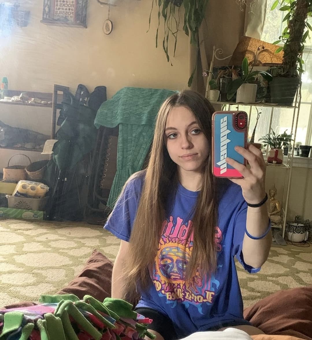 PERFECT BLONDE GOTH MIXED LATINA COLLEGE TEEN PAWG SNAPCHAT SLUT SPREADING BALD PUSSY & ASSHOLE SOLO