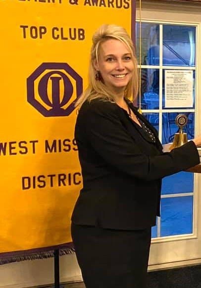 Cast your vote for the best tits at Mardi Gras from this busty j u d g e!