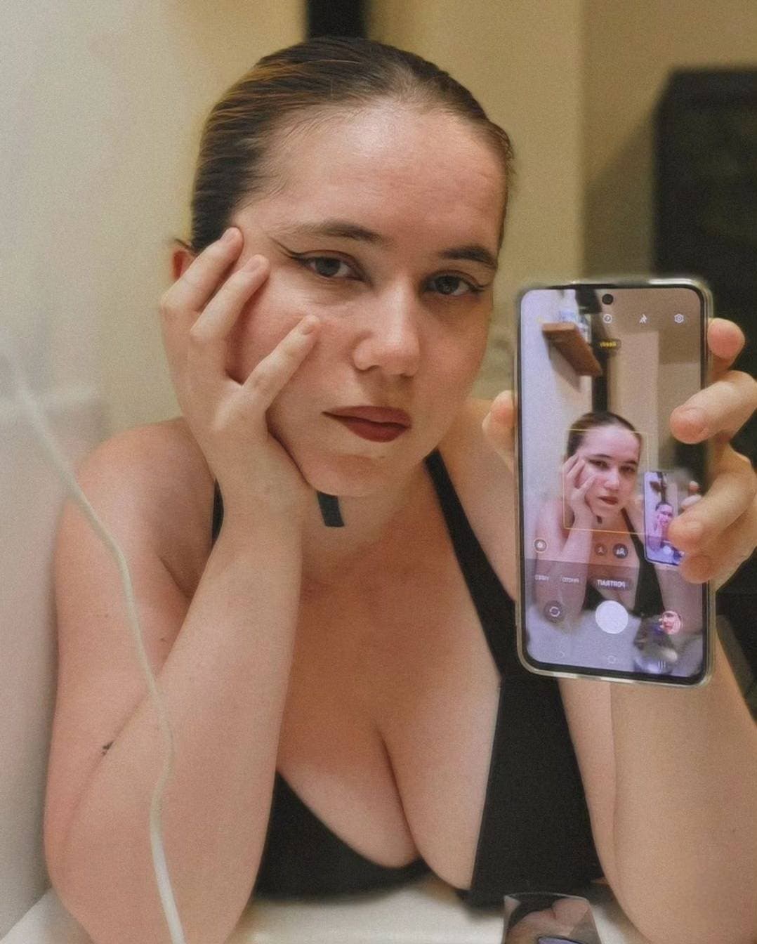 Kik akaoi98 des français à antibes pour la séduire ? Dm