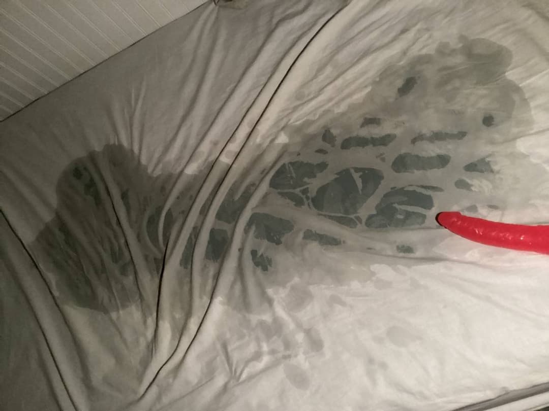 Webslut stayed up till 4am to squirt all over her bed whilst her parents slept next door ??‍???