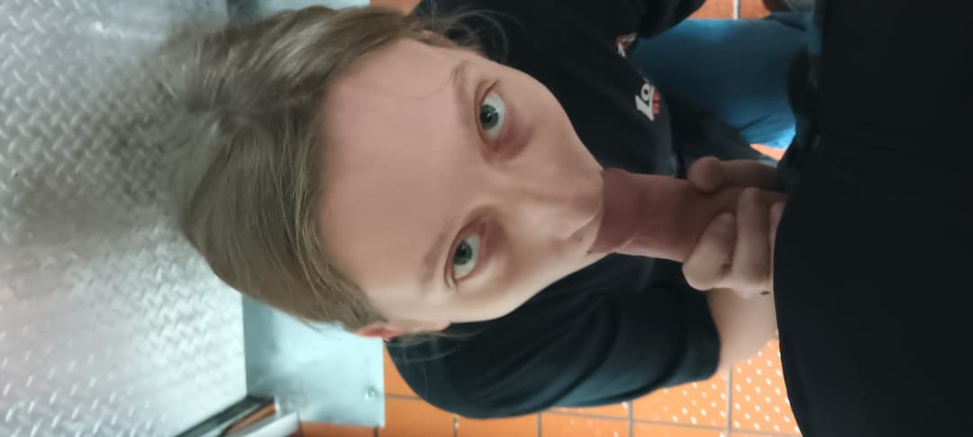 Slut sucks off co worker kik in bio