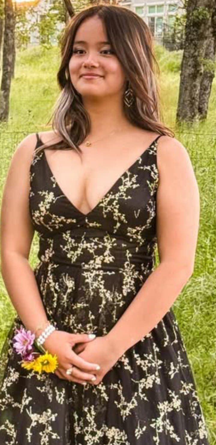 Leaked hidden bathroom vids of these girls from my school, dm me