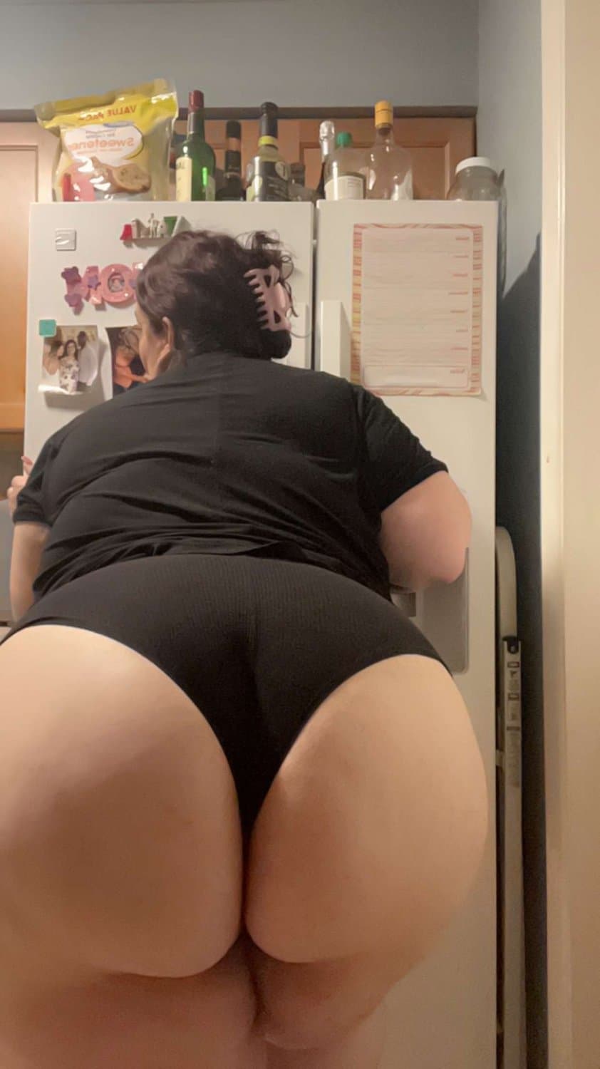 Shannashowing off her fat ass curves & getting fucked
