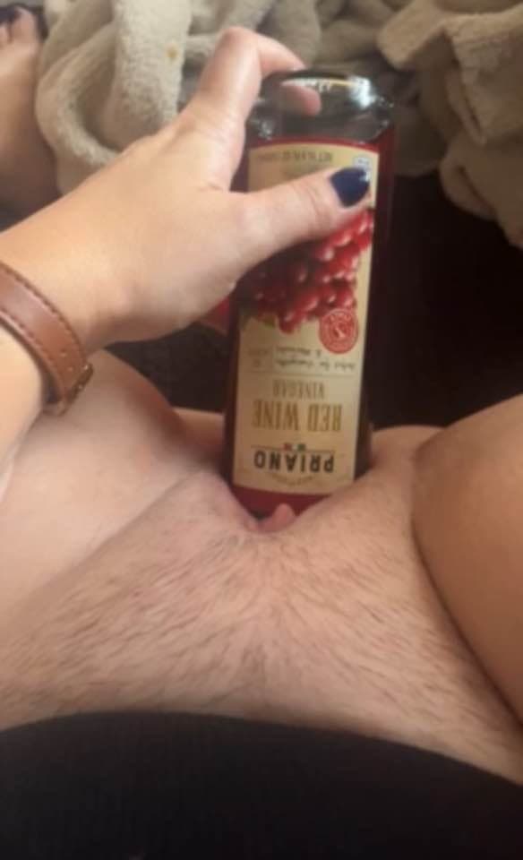 Kik Webslut Flashes and fuck herself with a bottle
