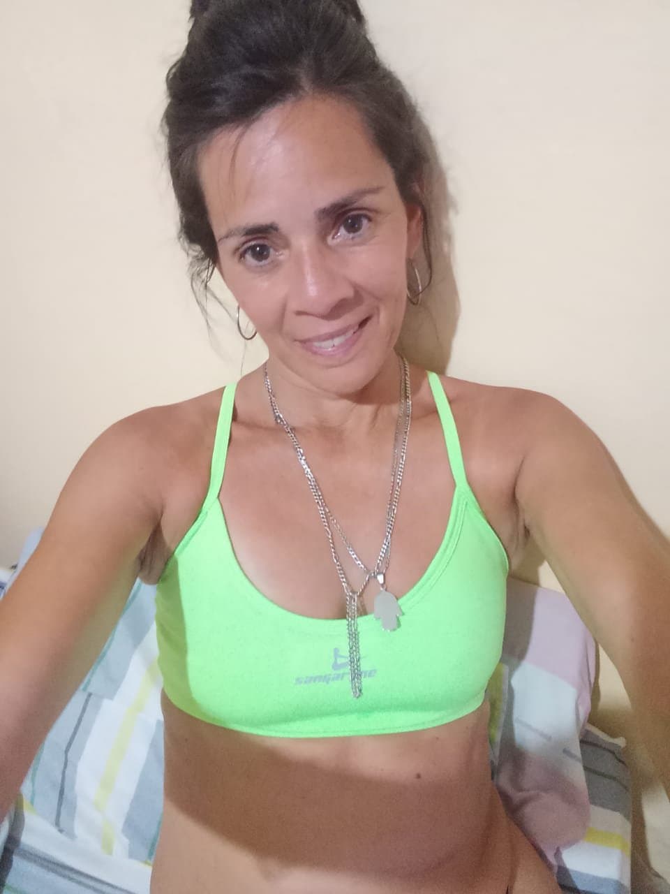 Más de esta milf que le gusta garchar al aire libre