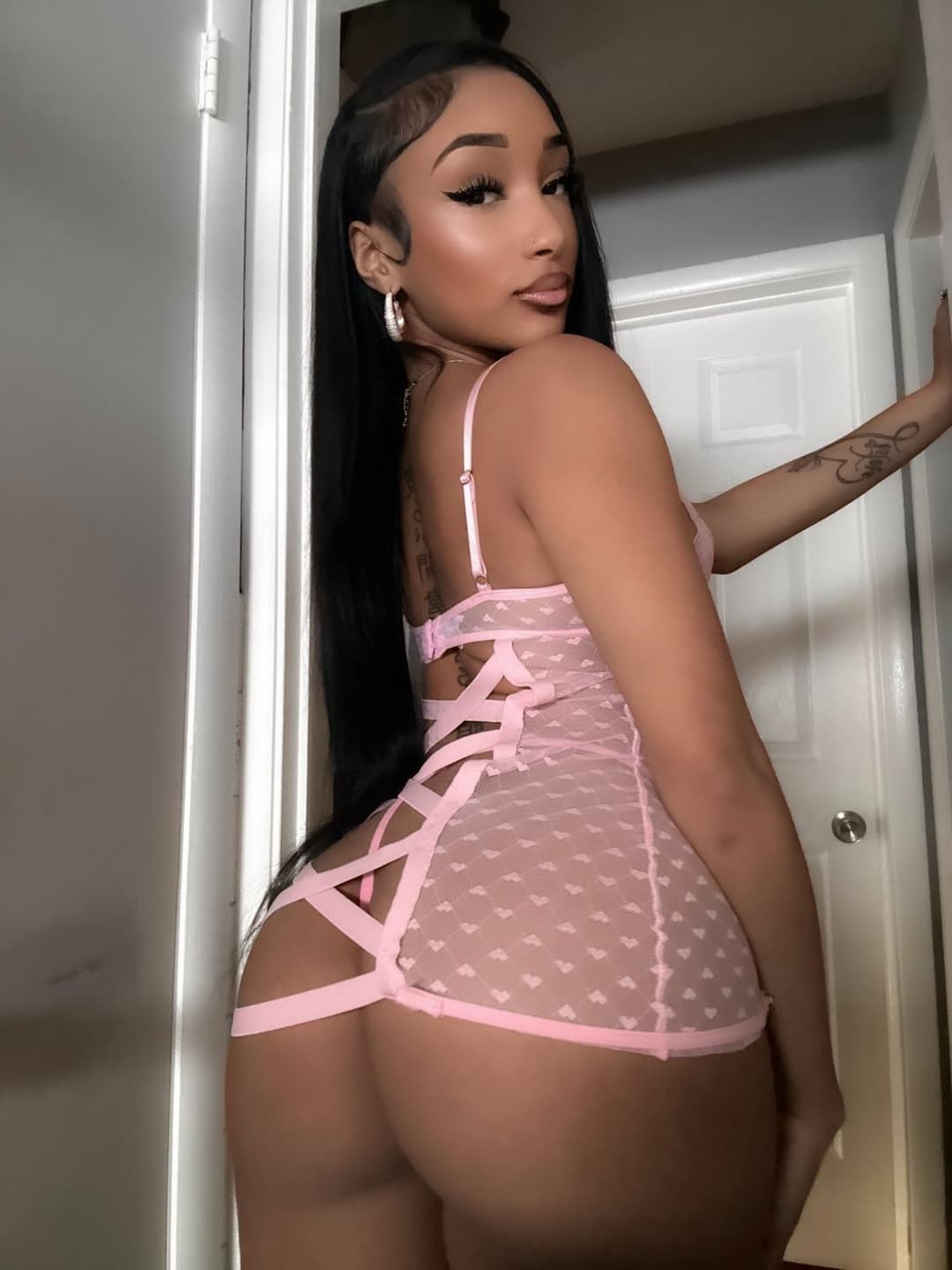 ?? She so damn sexy!!!