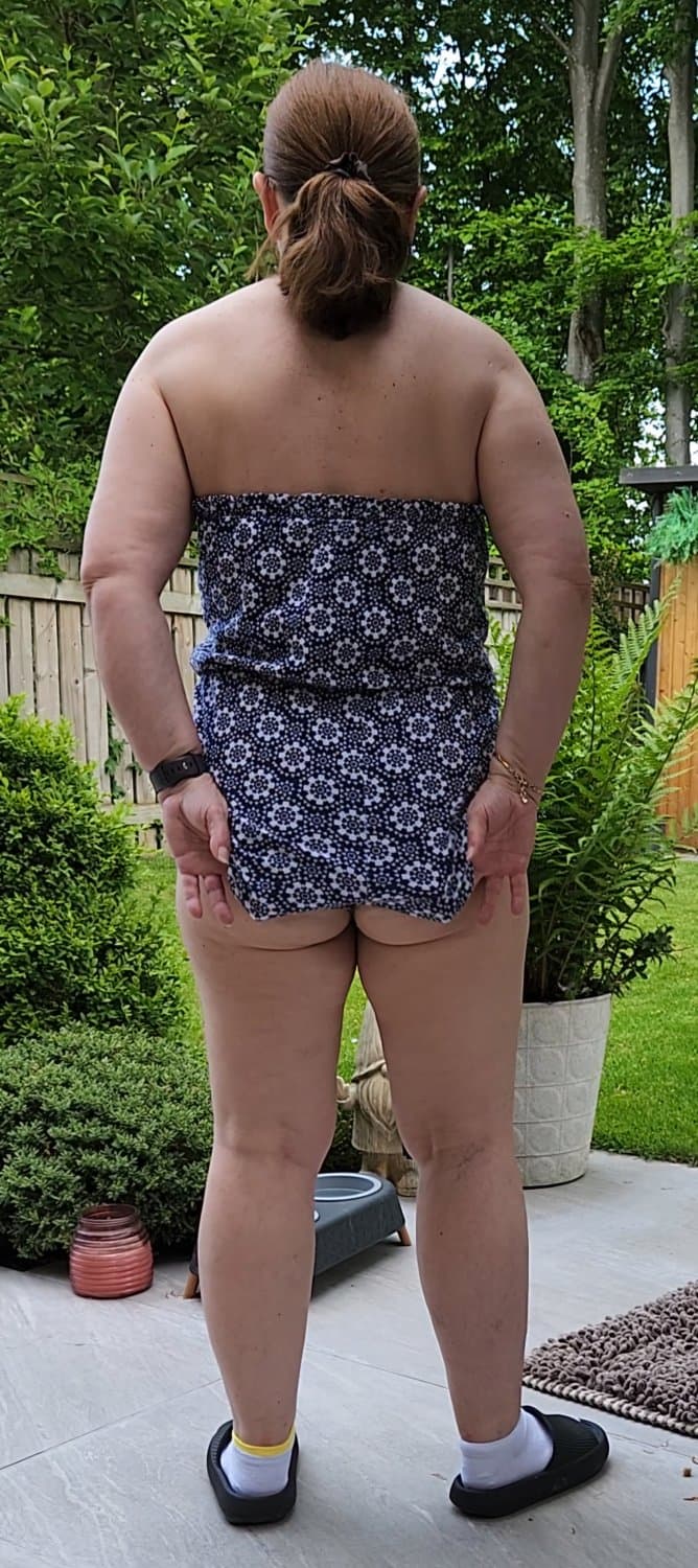 Mature milf showing her flabby ass cheeks!