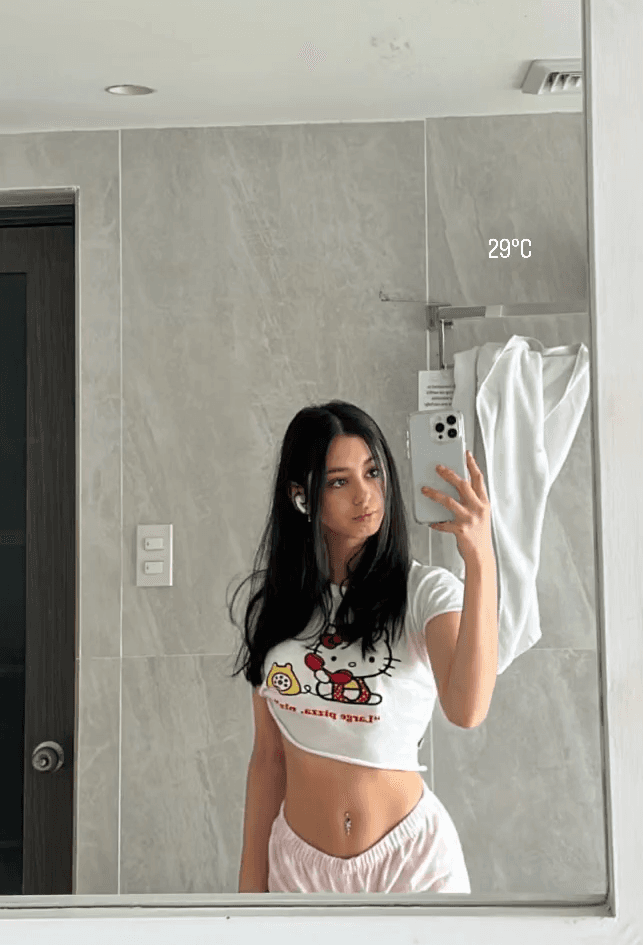 Vanessa R, 20. Spider girl with a fat ass