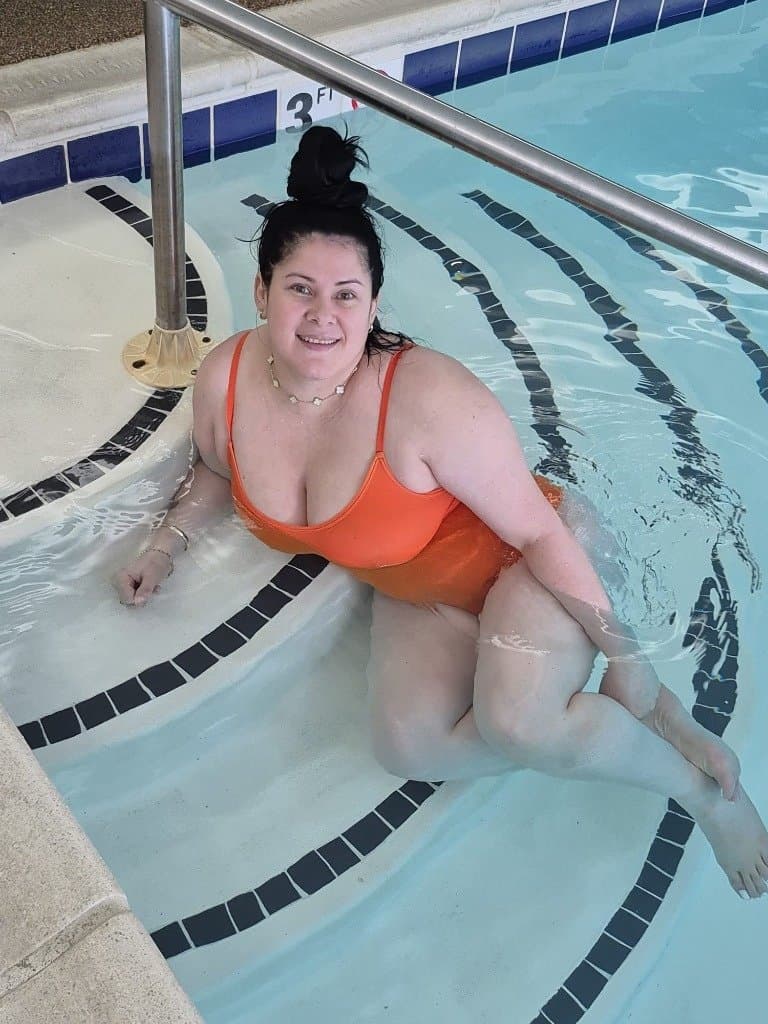 Busty thick big booty mature Latina milf mom left her phone unlocked . Madura culona tetona madre