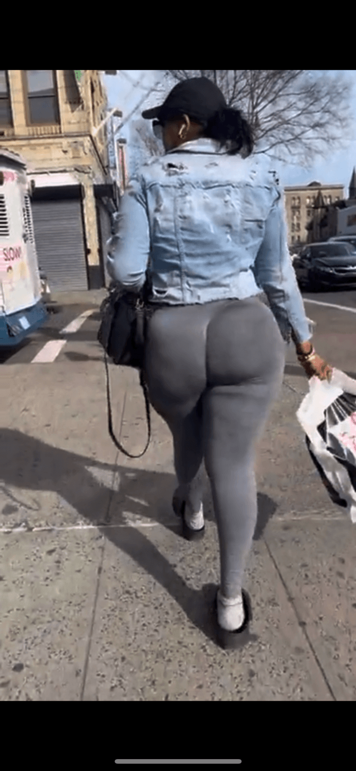 Love when chicks wear leggings, keep showing that phat ass to be recorded