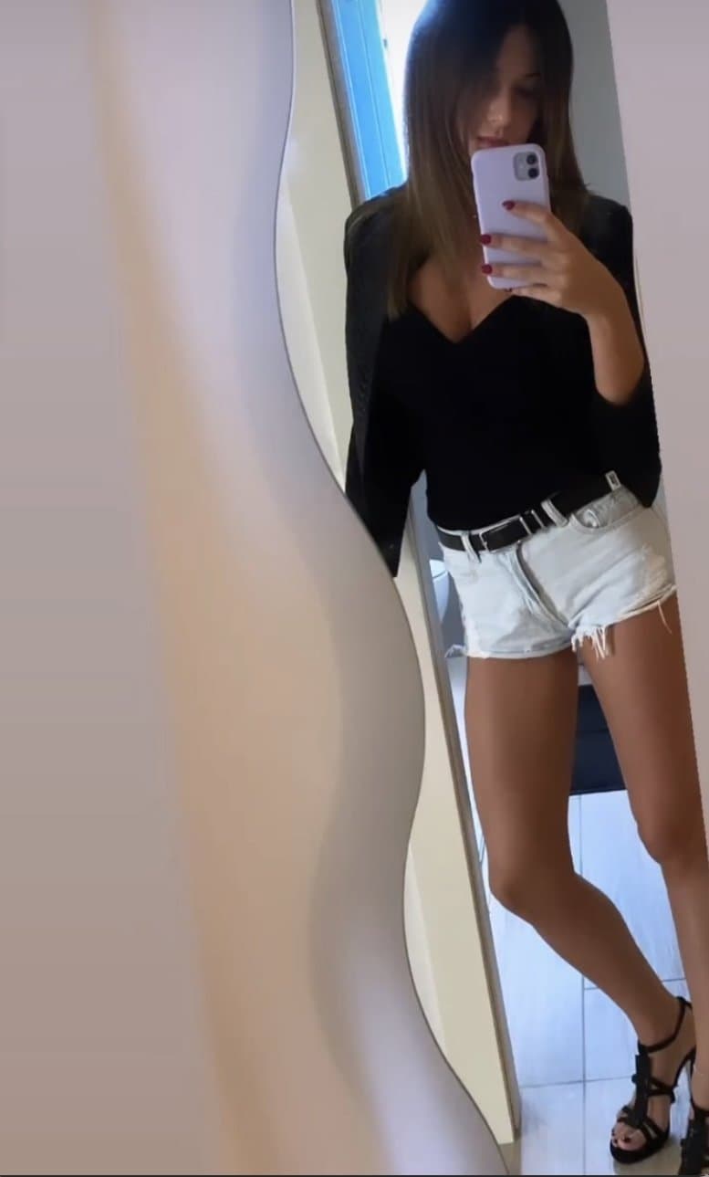 Click to view full size Katia from italy. Super hot slut with perfect body and pretty face. Kik