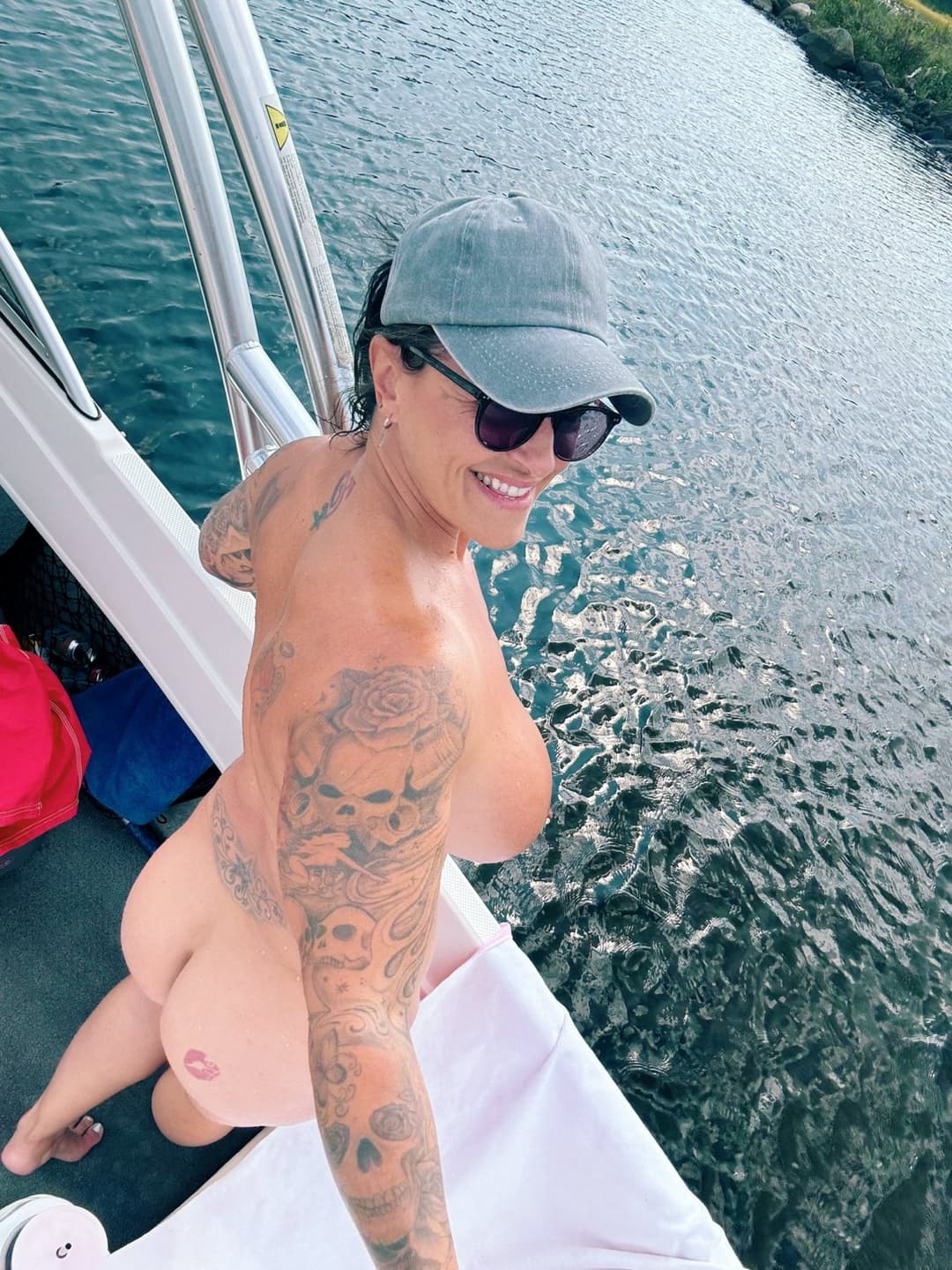 Bell@trixstorm - Dancing on her Boat