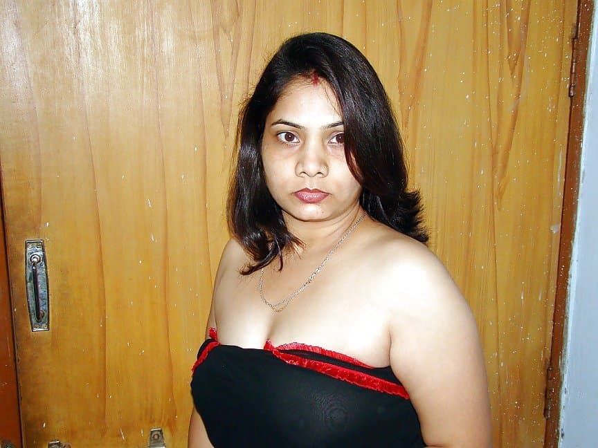 Desi chubby bhabhi look serious?