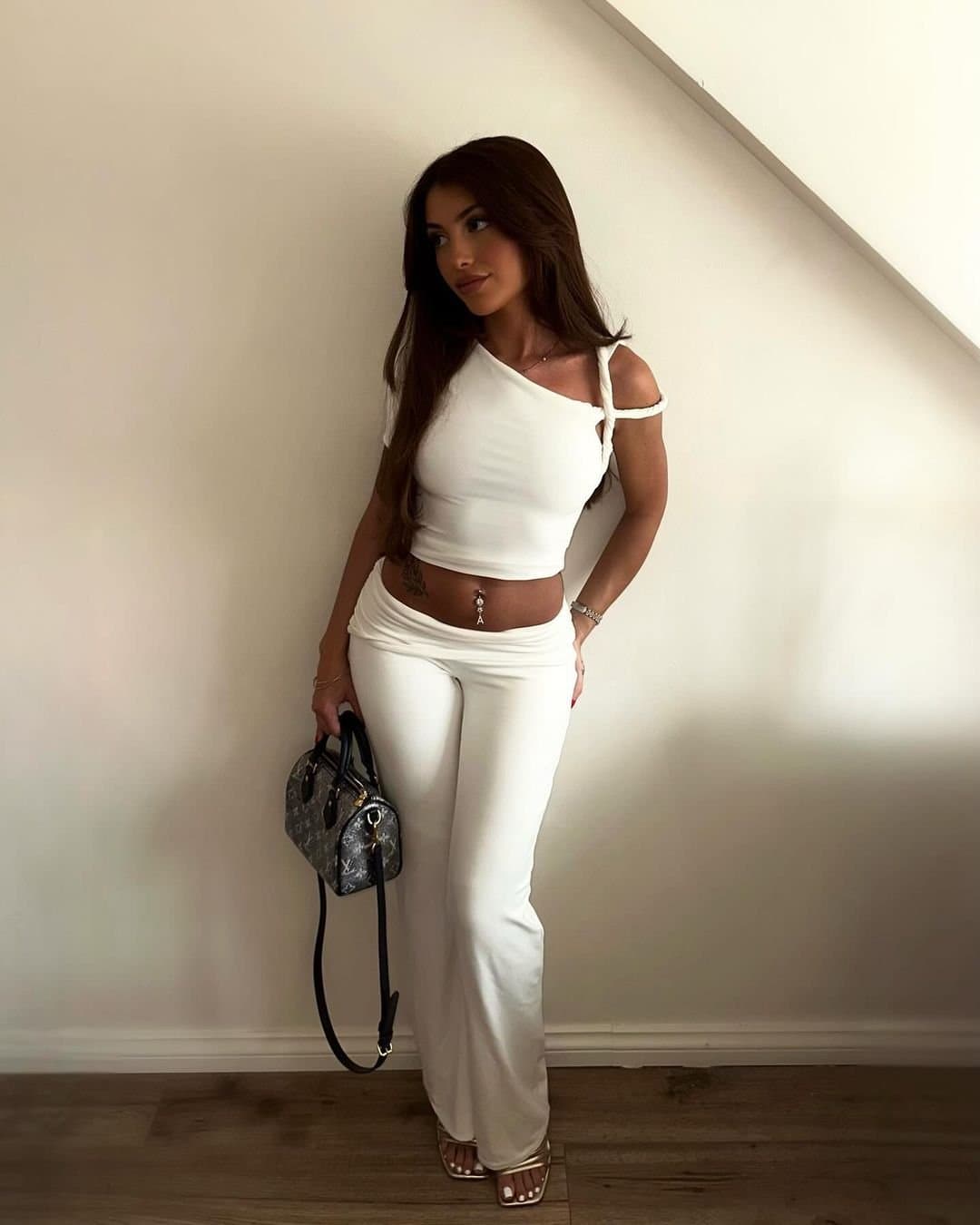 Turkish Fuckdoll Shenny Kaplan Needs Cum On Feet