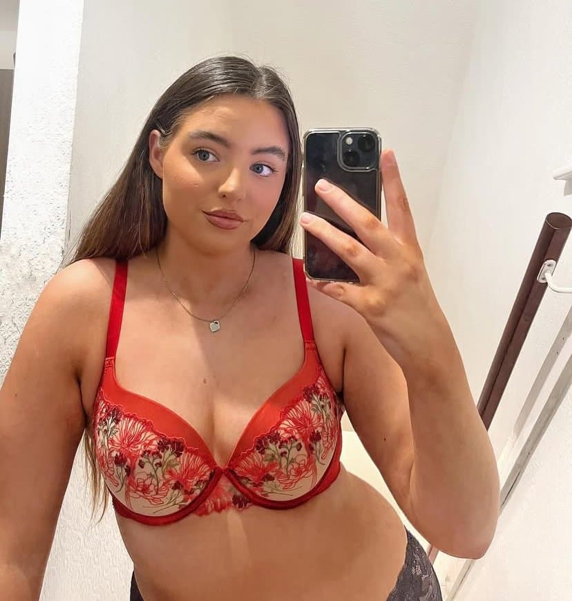 British influencer Rachel showing off her mum bod in lingerie and swimwear