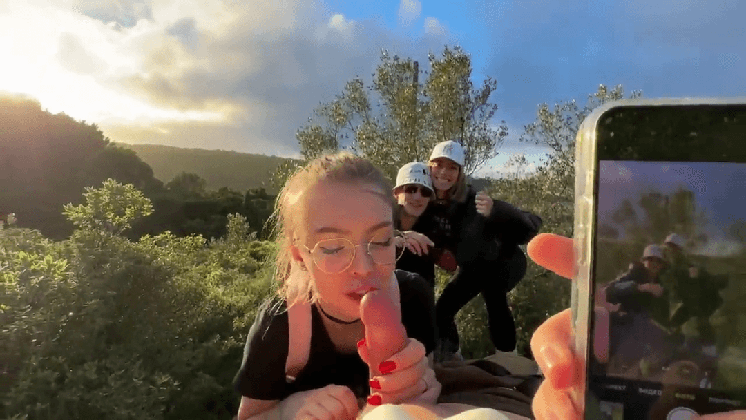 LE ESTABA HACIENDO UN PETE EN EL CAMPO, CUANDO APARECE UNA PAREJA Y LE PIDEN UNA FOTO CONMEMORATIVA!