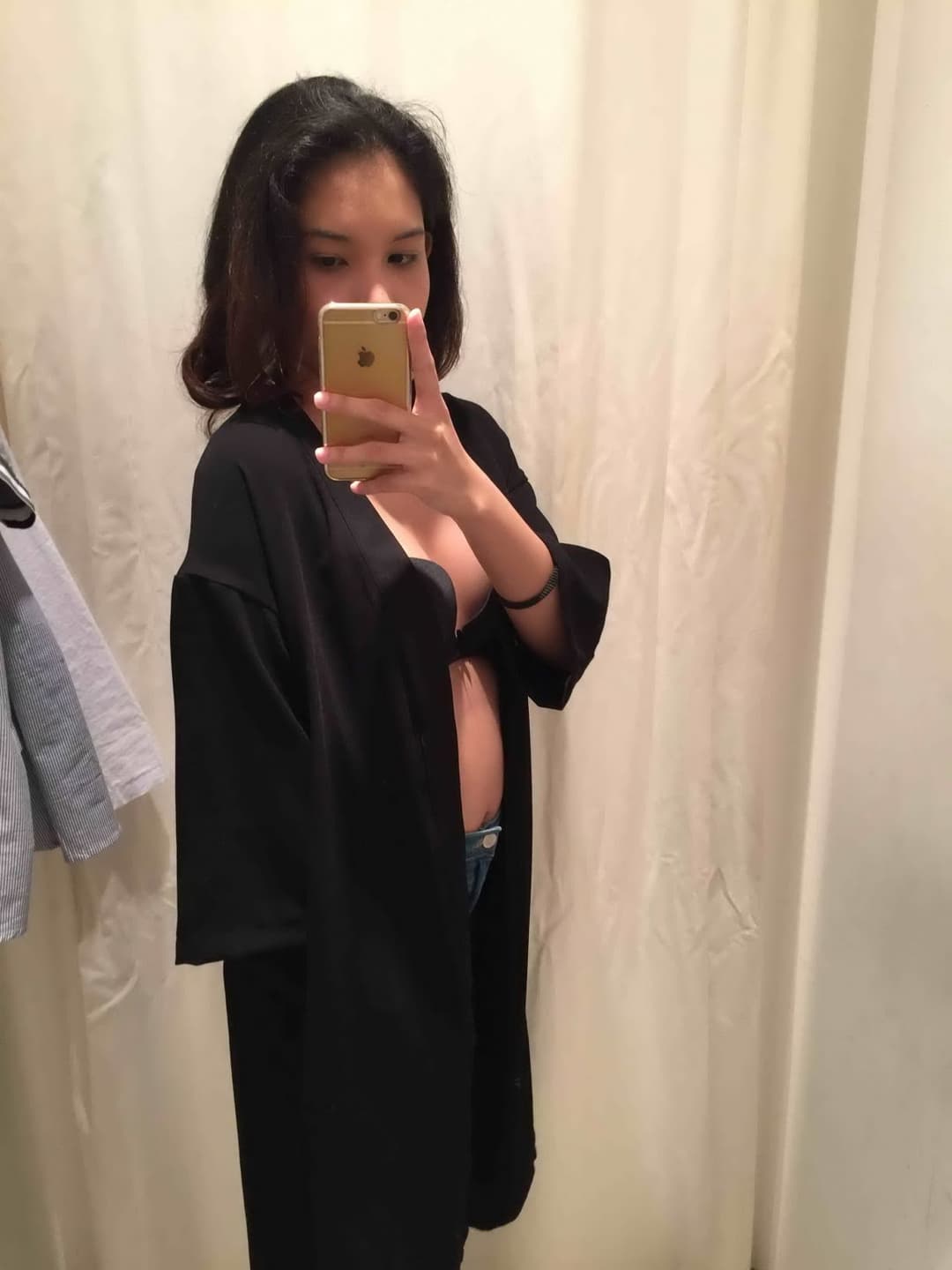 Singapore office lady can’t resist nude selfie in the changing room