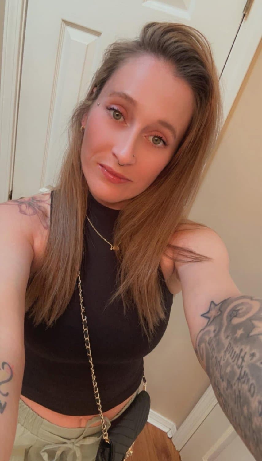 My friends hot mom I stroke to way too much… who wants to chat stroke and cum to the bitch?!