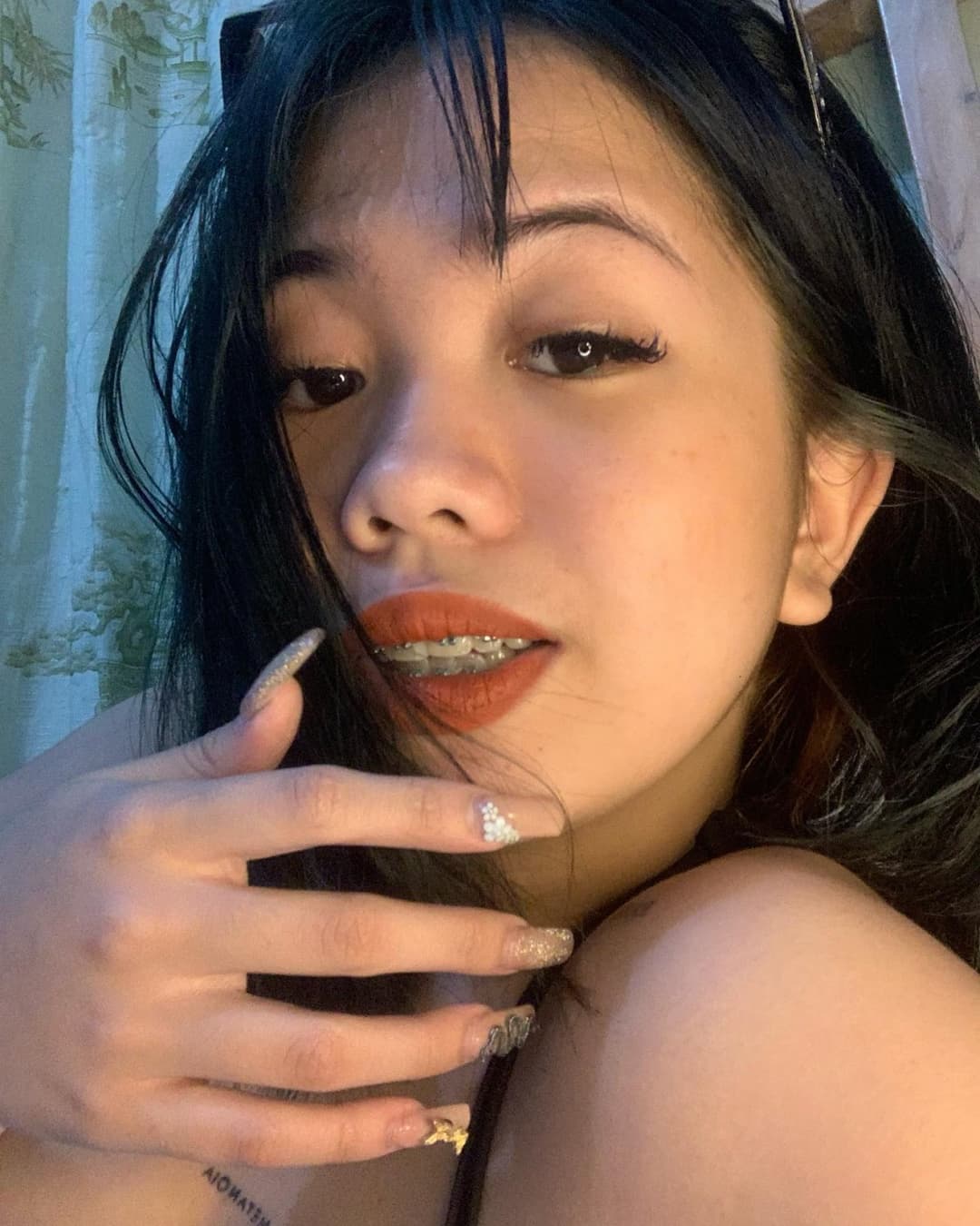 Pinay slut likes to show off her body on social media