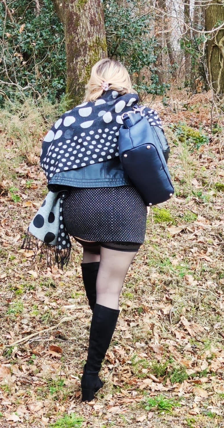 Sophie75 exhib devant des voyeurs dans les bois et ailleurs