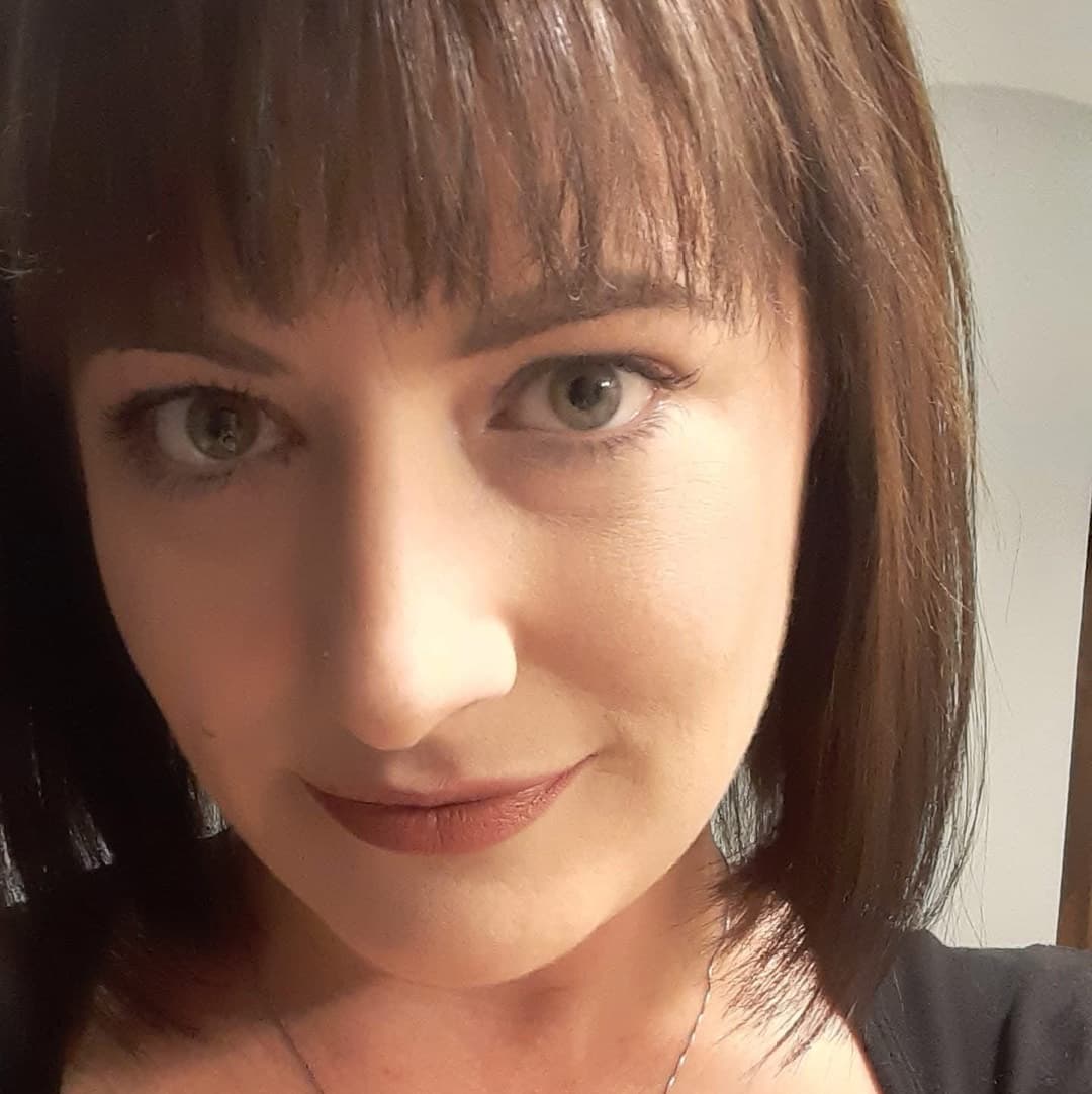 Bored housewife loves knowing she’s being stroked to