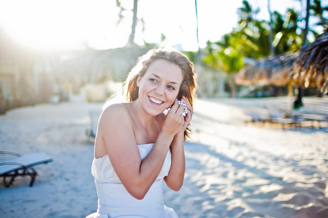 Photoshoot married wife on the beach