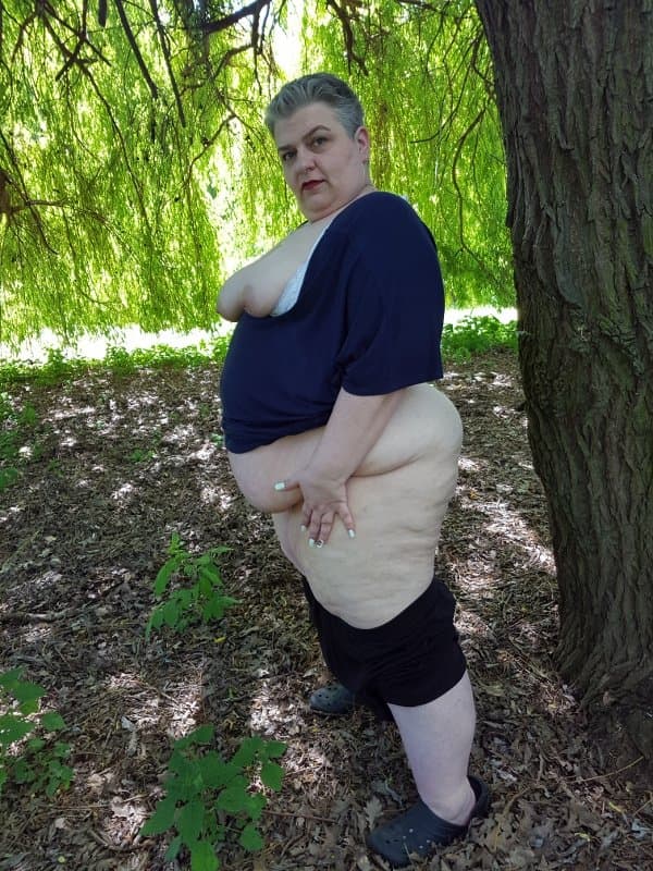 Fatty SSBBW flashes ass and belly in public park