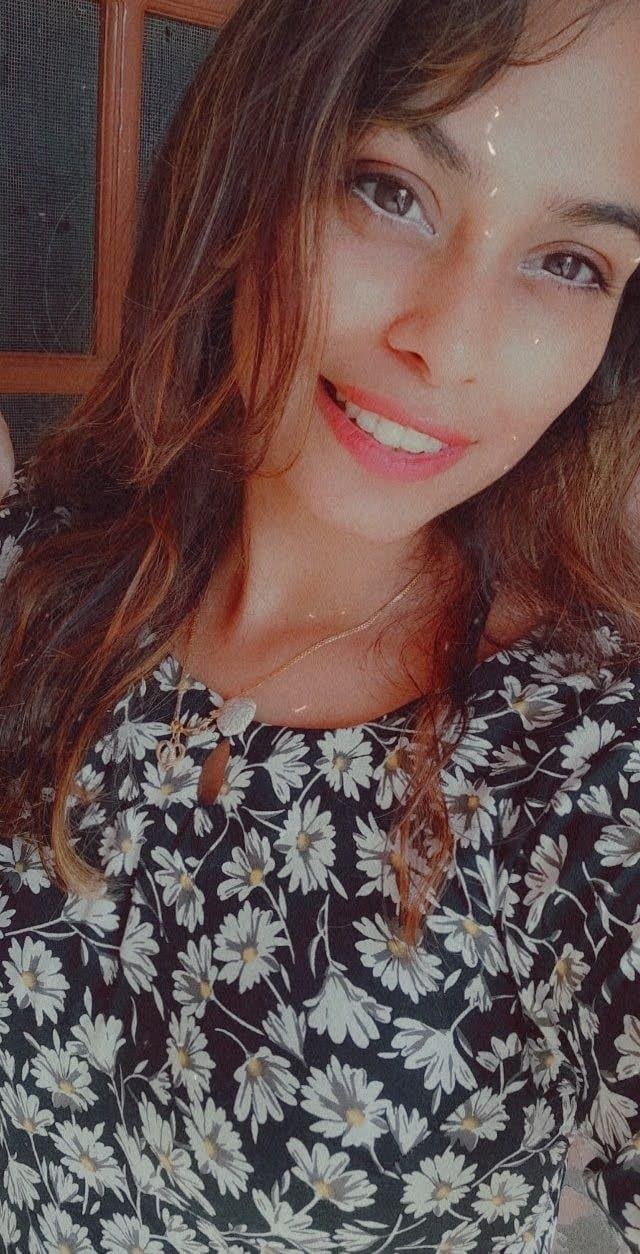 Beautiful punjabi girlfriend seducing her boyfriend with her naughty pictures and mms