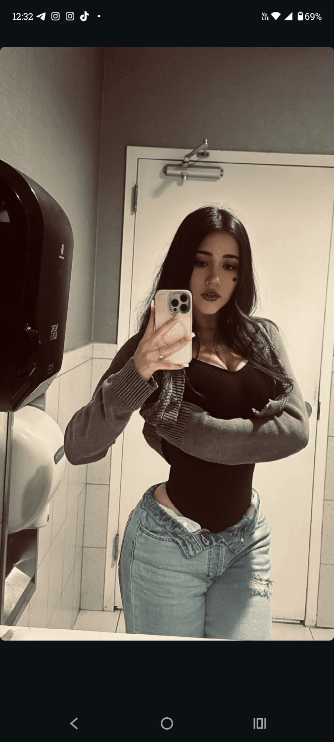 Flaquita hermosa con cuerpazo paso perfil