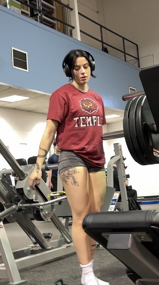 Smoking hot tatted white girl at the gym