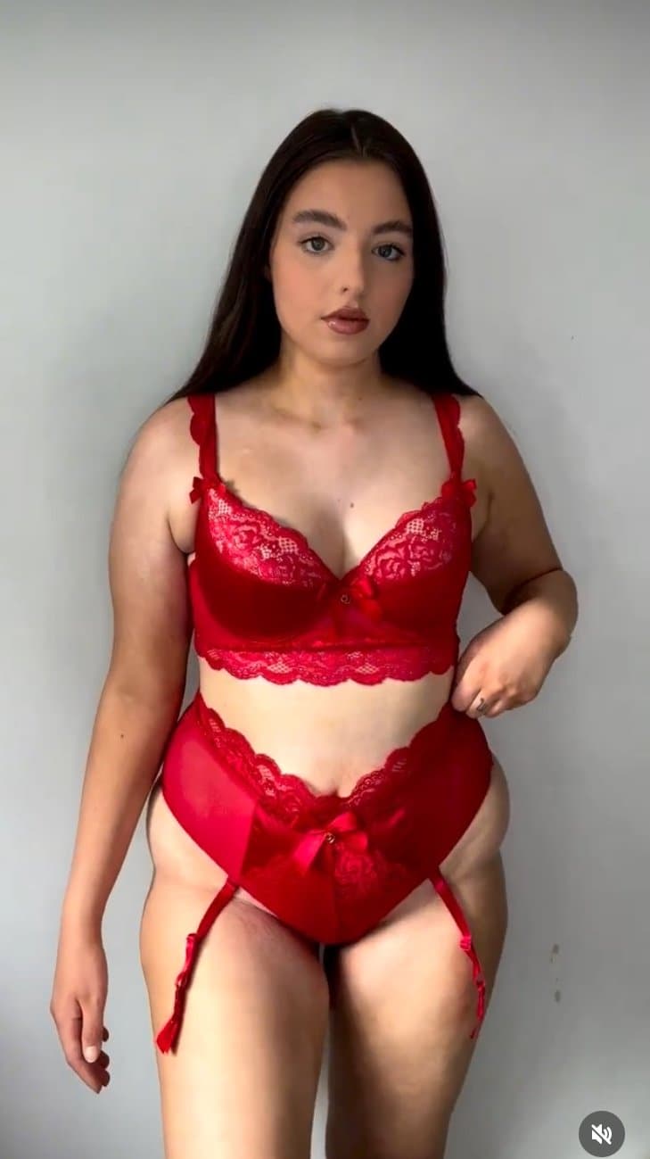 British influencer Rachel showing off her mum bod in lingerie and swimwear