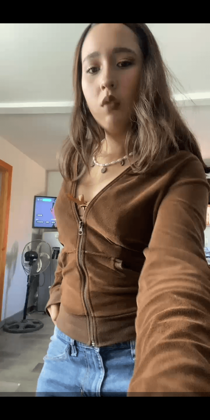 Perra con bonito cuerpo y rostro hermoso