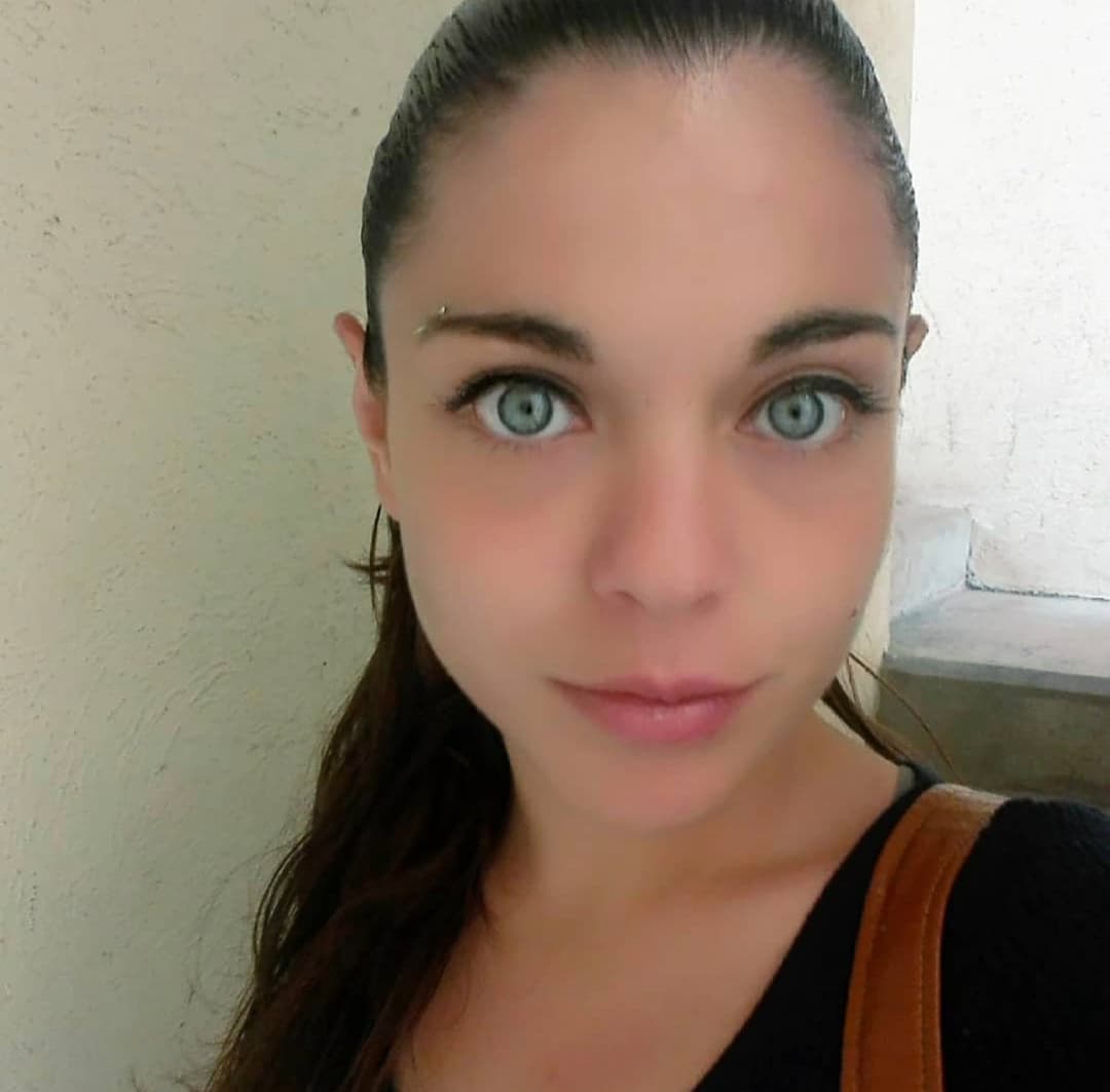 Madre ninfomana de ojos azules prefiere coger con vergon que atender a su bendi mientras chinga