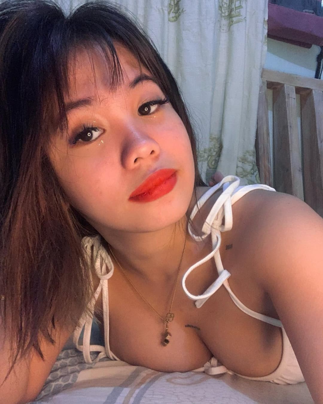 Pinay slut likes to show off her body on social media