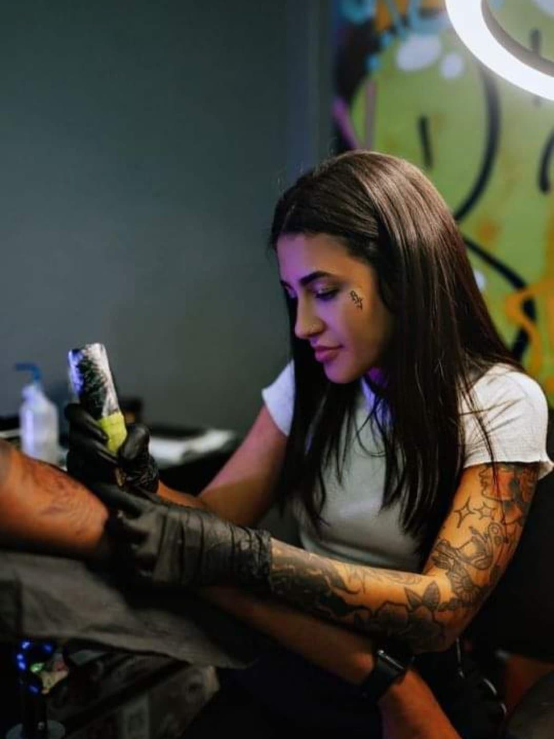 Sexy tatuadora chupando pene grande y tatuando ??