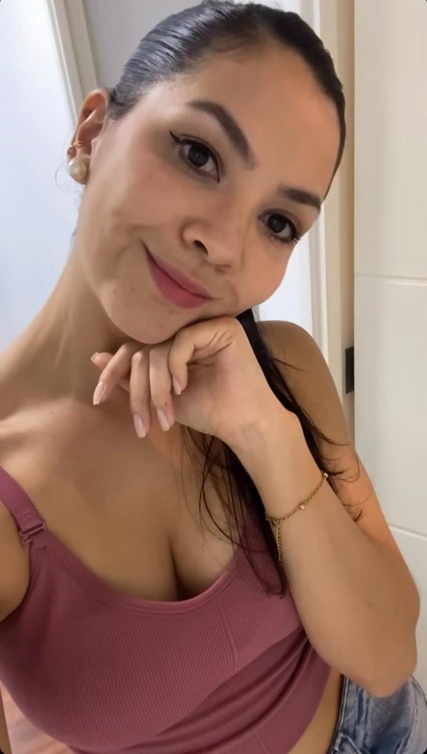 Hot Asian-latina with big boobs and amazing legs. Enjoy!