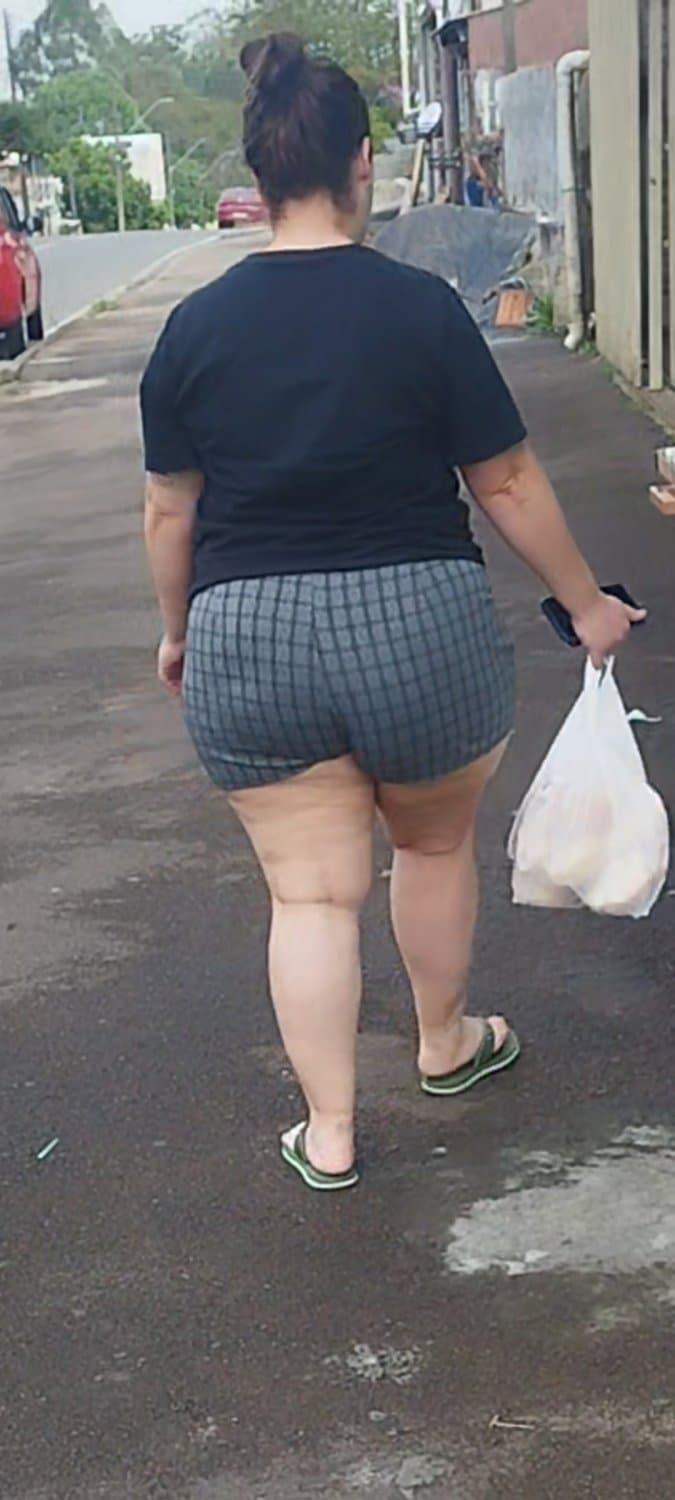 Click to view full size não resisti quando vi essa bunda gostosa pena que não deu pra filmar bem pq um fdp apareceu atras ?