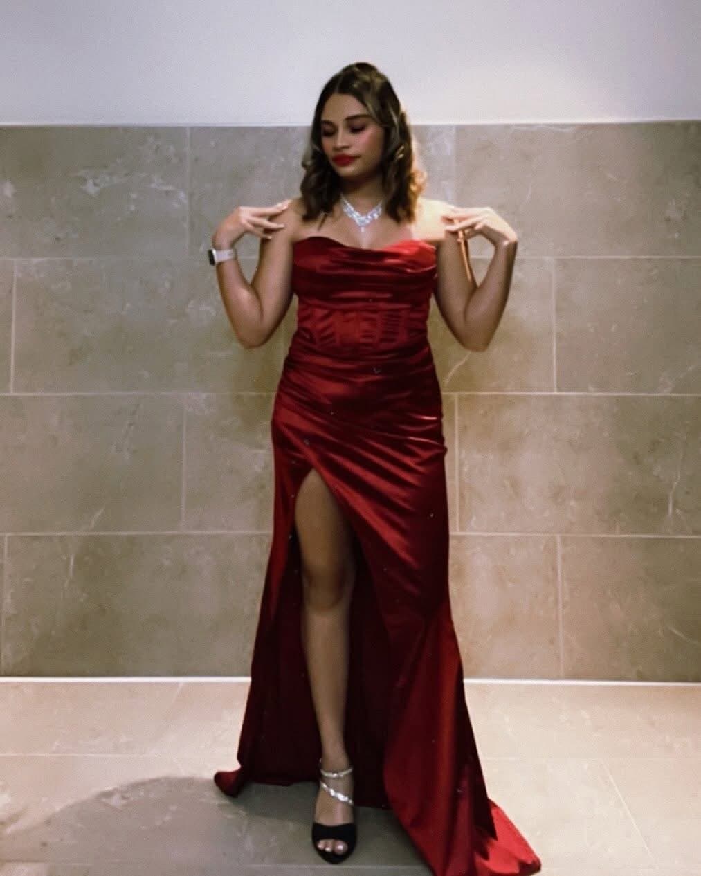 Sexy petite hs teen Dulce Elimar Alecio is sexy and has perfect feet and white toes