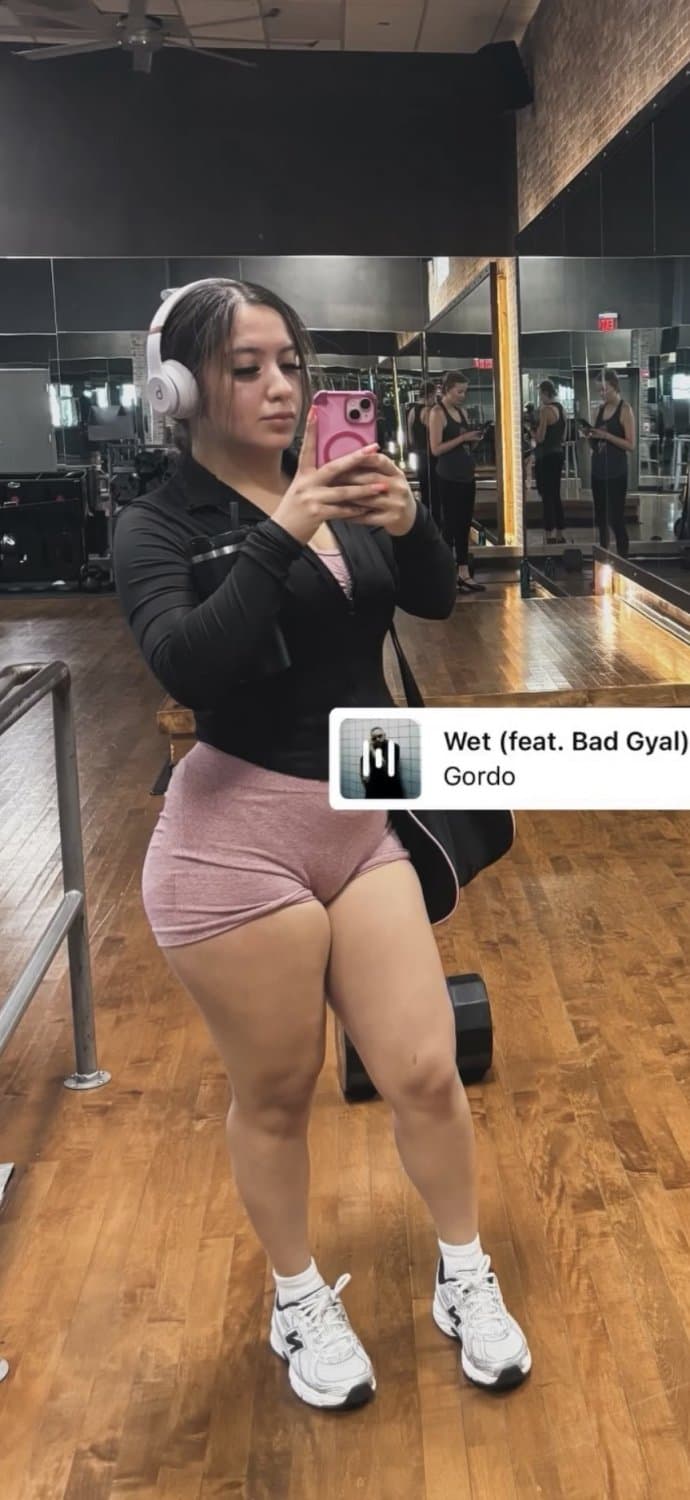 She used to take backshots, two hands on her throat. 23 year old Chicago Latina slut loves big cocks