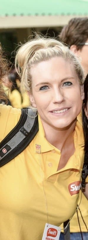 Blondie starts off shy about flashing then has no problem with some topless jump rope @ spring break