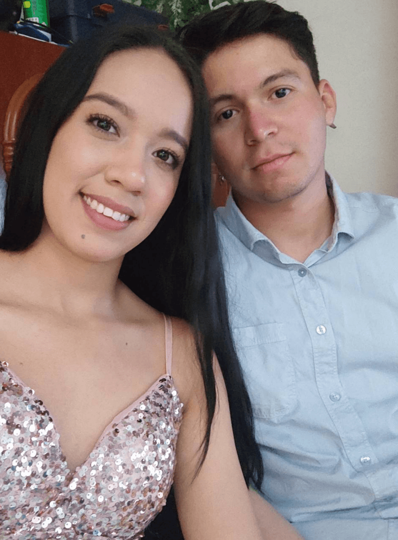 Más putitas entregadas por cornudos sumisos.