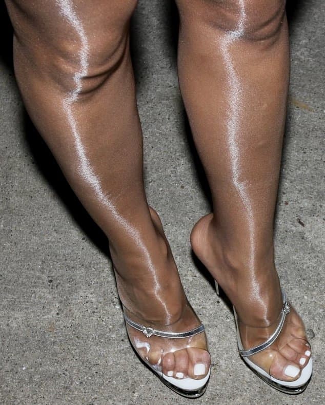 Sonia in her Shiny Sexy Pantyhose