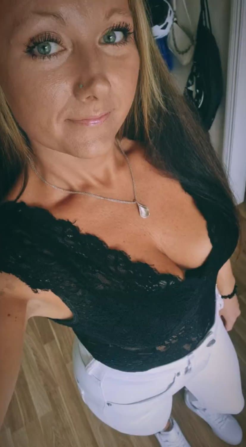 Sexy Big Ass Mom Working Candid