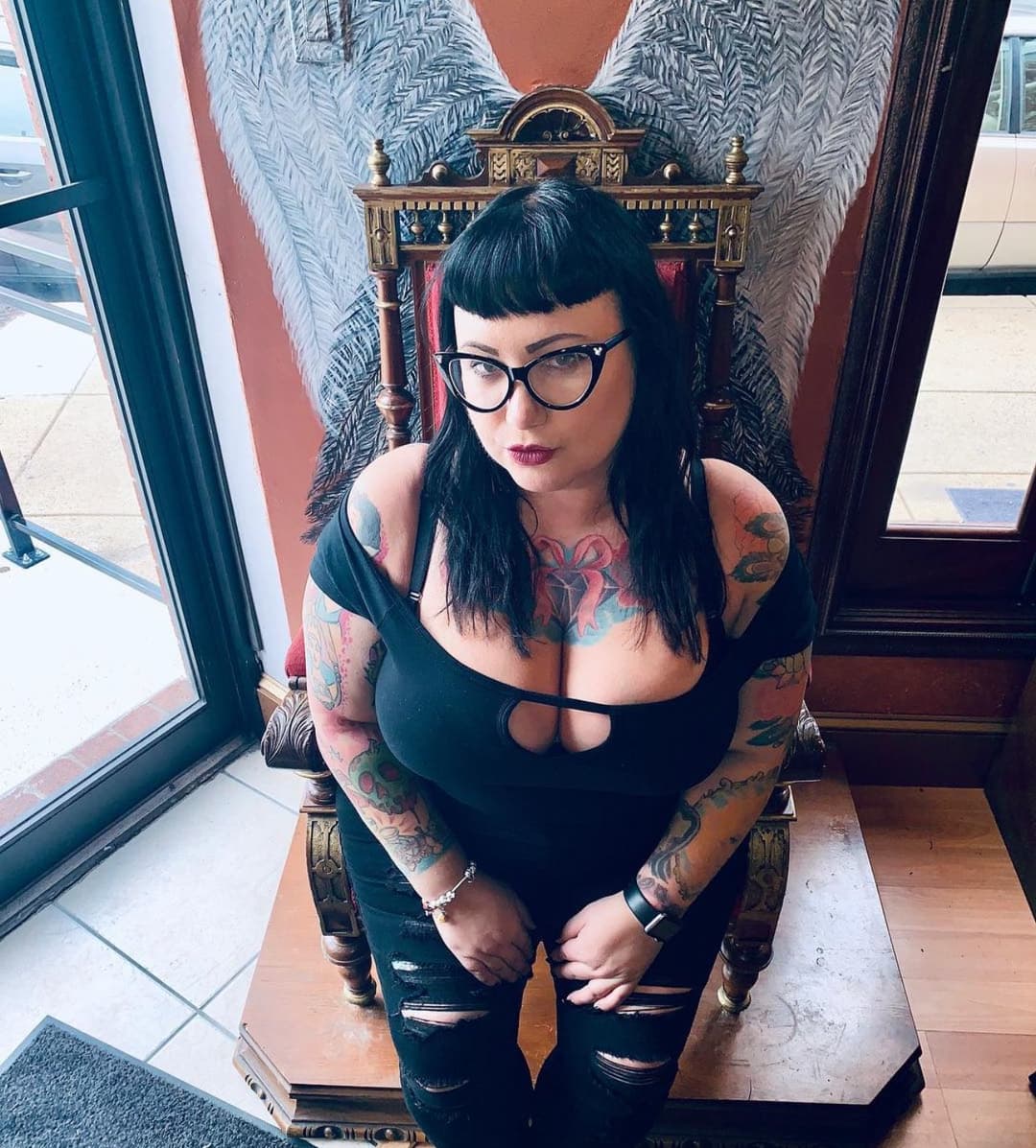 Big tits bbw goth slut